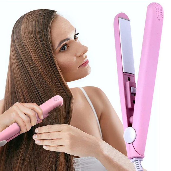 Ergonomisches 2-in-1 Haarstyling-Tool: Mini Glätteisen & Lockenstab wird bequem gehalten.