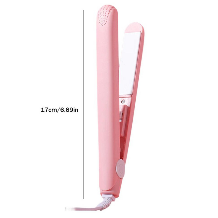 Eine Frau stylt ihr Haar glatt mit dem 2-in-1 Mini Haarglätter für einen eleganten Look.
