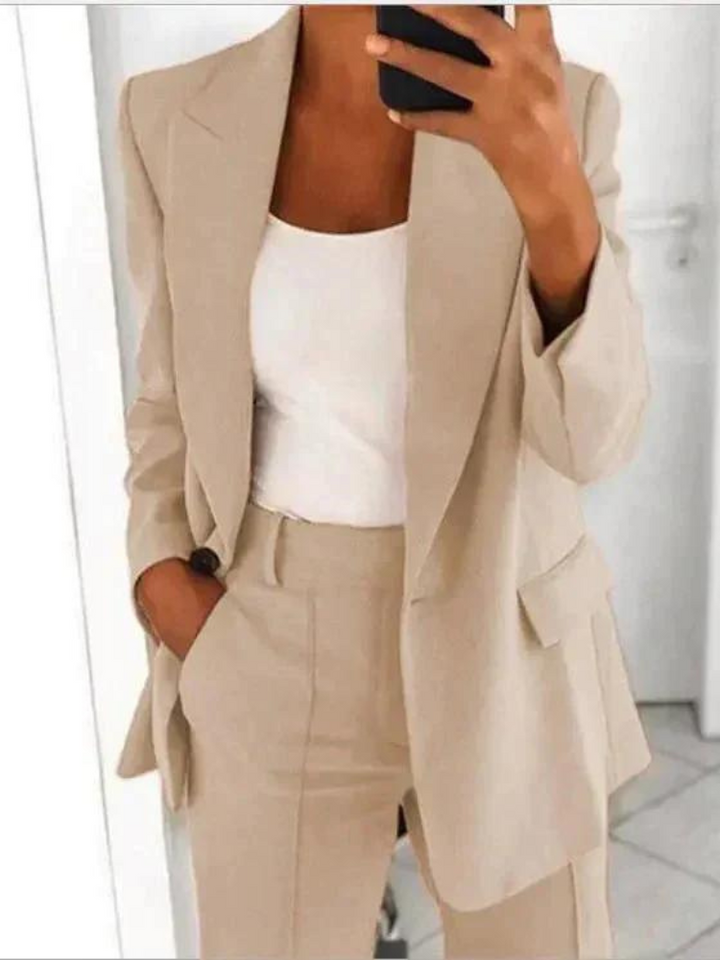 Stylisher Damen-Blazer-Zweiteiler für Business und elegante Freizeit. Perfekt als Sommer Outfit.