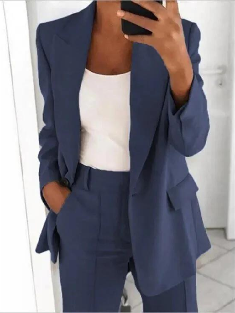 Modernes Damen-Blazer-Kostüm im Business-Stil, elegant geschnitten für einen selbstbewussten Auftritt.