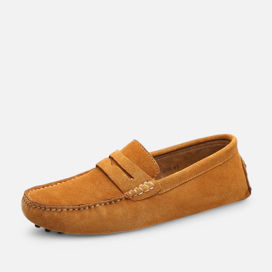 Klassische Herren Loafer, die zeitlosen Stil & hervorragende Passform für den Alltag bieten.