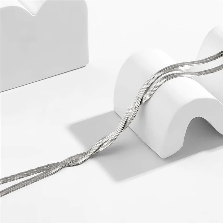 Hochwertige Schlangenkette für Damen, eleganter und modischer Halsschmuck, ansprechendes Design.