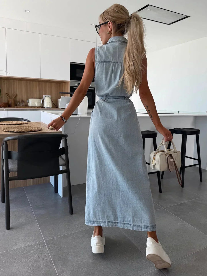 Ärmelloses Damen Midi Freizeitkleid im Denim-Stil mit durchgehender Knopfleiste und passendem Bindegürtel.