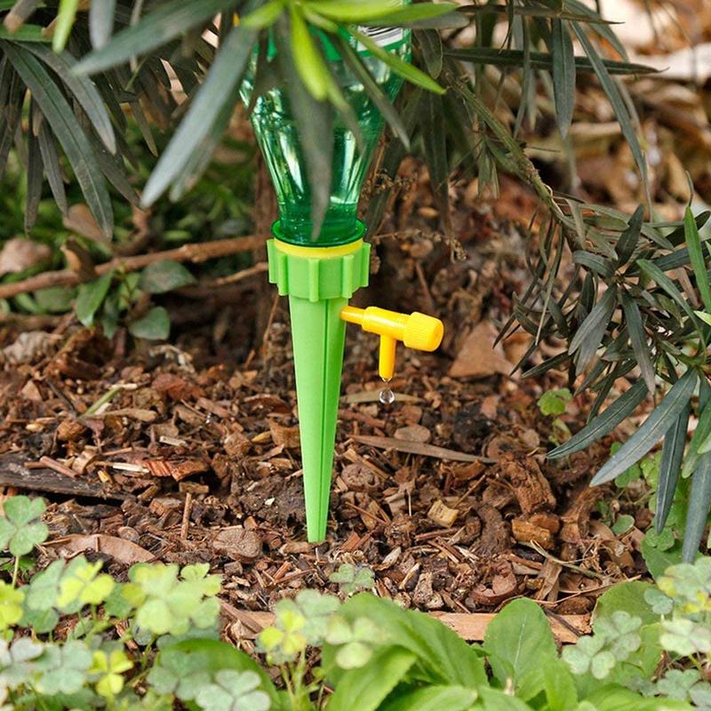 Nahaufnahme eines Bewässerungsstifts in einem Blumentopf. Automatische Selbstbewässerung für Zimmerpflanzen.