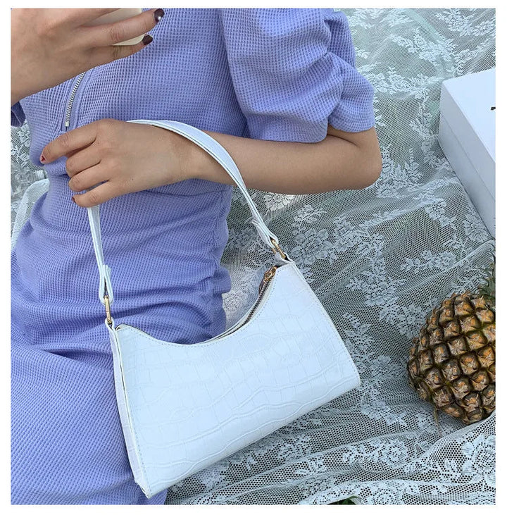 Damen Schultertasche im angesagten Retro-Stil, chic und funktional, in klassischem Weiß.