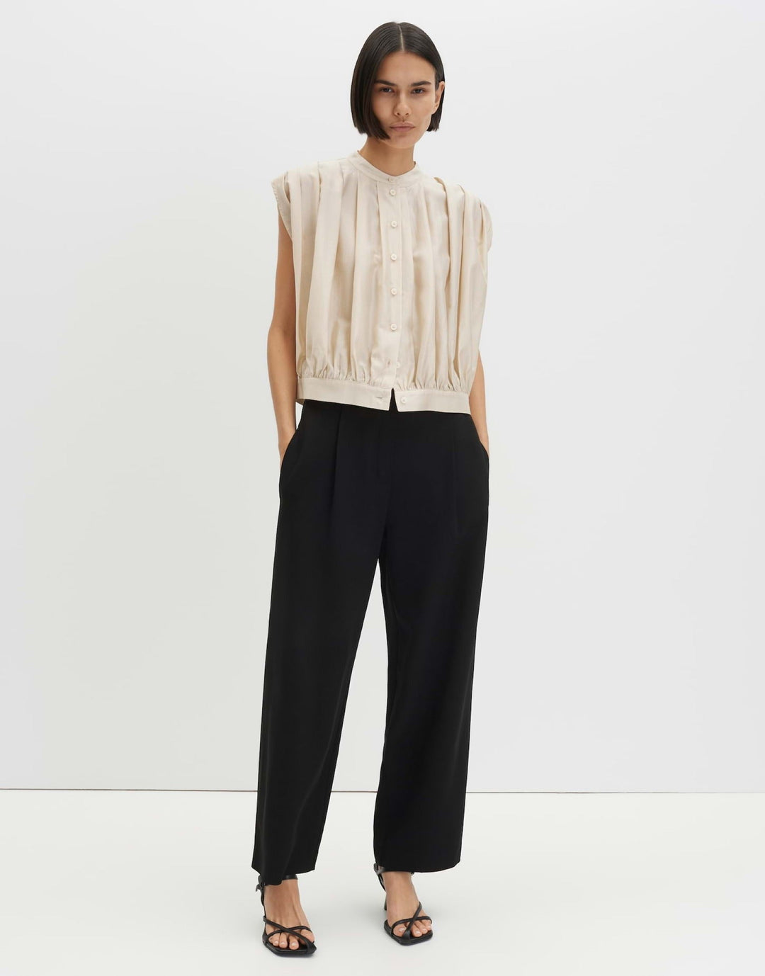 Stylische Damen Kurzarmbluse mit modischer Drapierung am Ausschnitt. Vielseitiges Oberteil für Sommer und Büro.