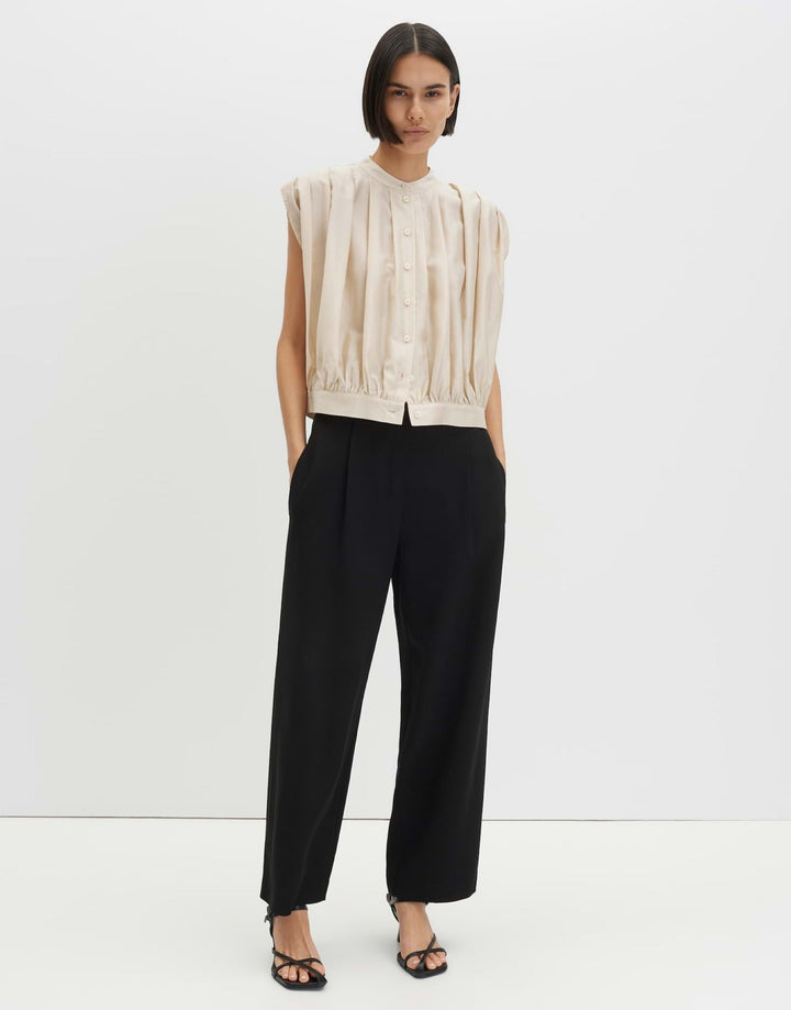 Stylische Damen Kurzarmbluse mit modischer Drapierung am Ausschnitt. Vielseitiges Oberteil für Sommer und Büro.