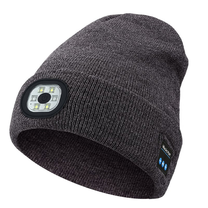 Dunkle Strickmütze mit LED-Beleuchtung & Bluetooth-Kopfhörern für verbesserte Sichtbarkeit & Musikgenuss.
