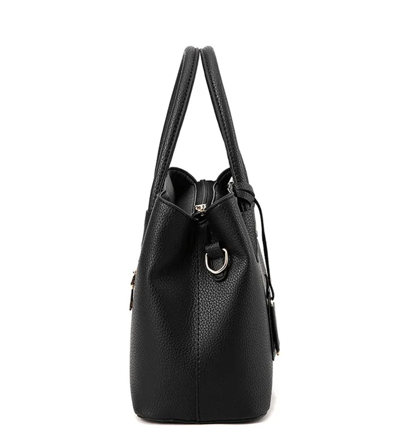Elegante Damen Tasche auf einem Tisch, bereit für den Tag. Modernes Accessoire, funktional & stilvoll.