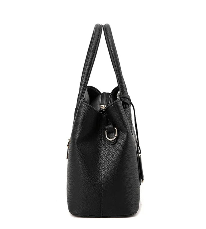 Elegante Damen Tasche auf einem Tisch, bereit für den Tag. Modernes Accessoire, funktional & stilvoll.