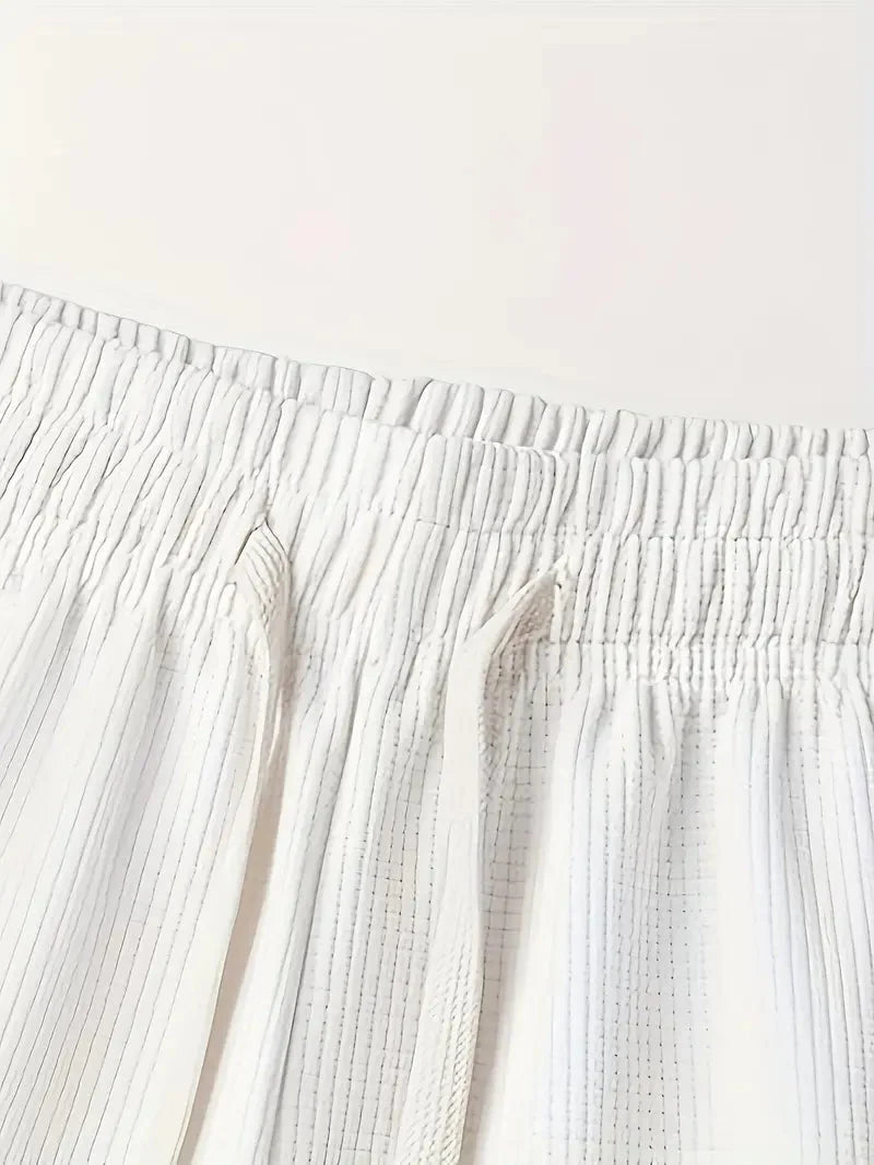 Bequemer Zweiteiler für Herren: Waffelstrick Shirt & Shorts, ideal als Reise-Outfit.