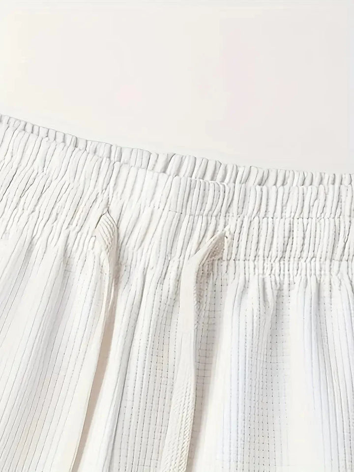 Bequemer Zweiteiler für Herren: Waffelstrick Shirt & Shorts, ideal als Reise-Outfit.
