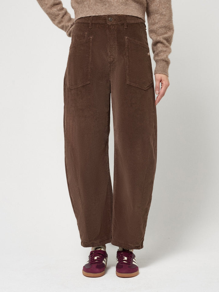 Nahaufnahme der weichen Cord-Textur der Damenhose: O-Shape, hohe Taille, konisches Bein, sehr bequem.