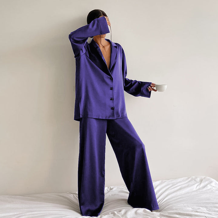 Frau entspannt im Damen Pyjama Set, gemütliche Loungewear für Zuhause, ideal als Hausanzug und Schlafanzug.