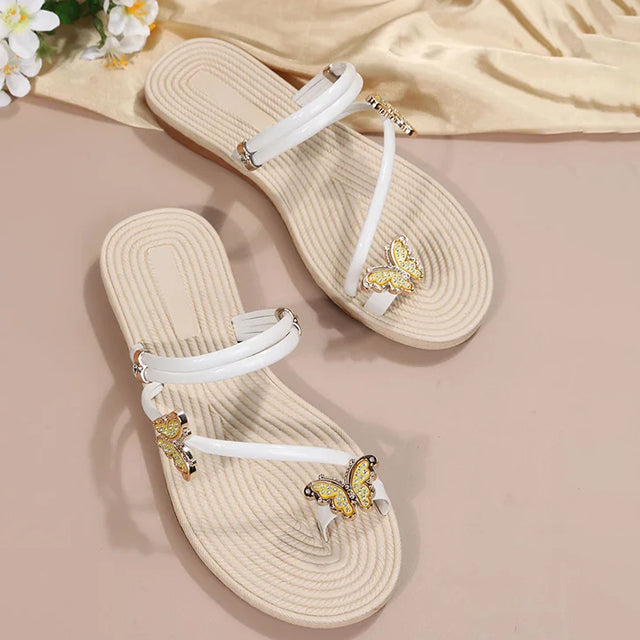 Sommerliche Damen Sandalen mit bequemer Sohle & Schmetterlingsverzierung.