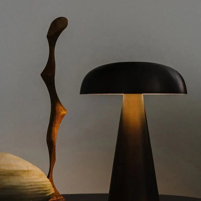 Dekorative LED Tischlampe Gold-Bronze, kabellos, wiederaufladbar für Wohnzimmer Ambiente.