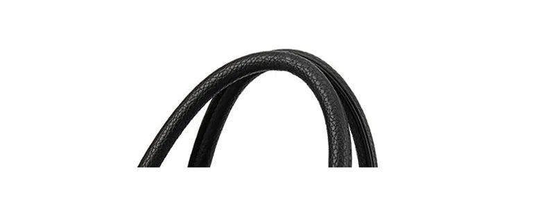 Damen Handtasche mit verstellbarem Riemen, auch als Umhängetasche tragbar. Flexibles Fashion-Accessoire.