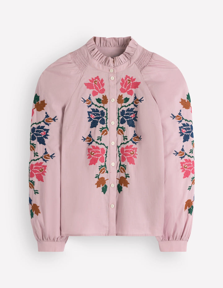 Damen Rüschen Top mit zarter Blumenstickerei und eleganten Blousonärmeln; stilvolle feminine Mode für Sommer und Freizeit.