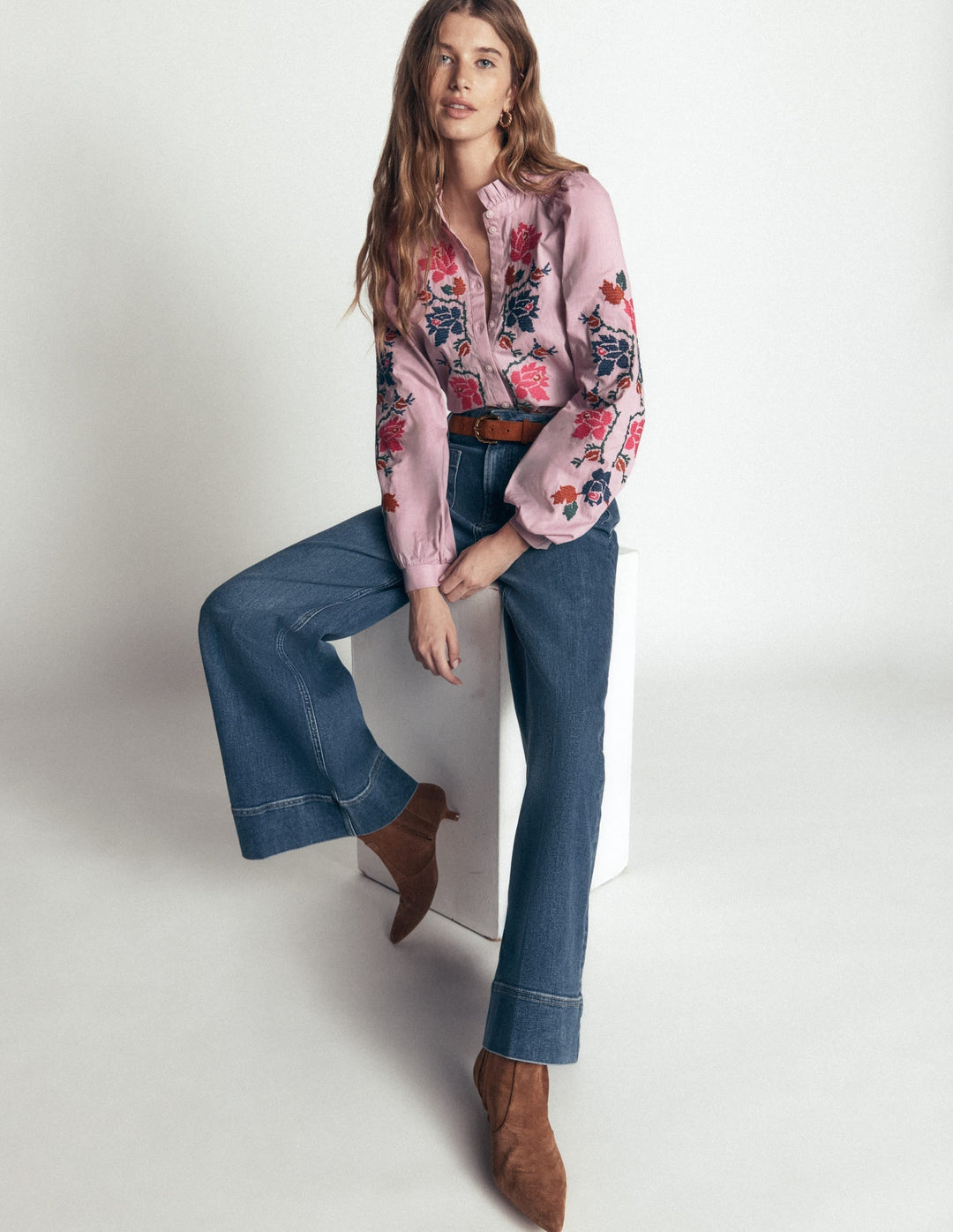 Stilvolles Damen Blousonärmel Top mit Rüschen und feiner Blumenstickerei; vielseitig für festliche Outfits oder casual.