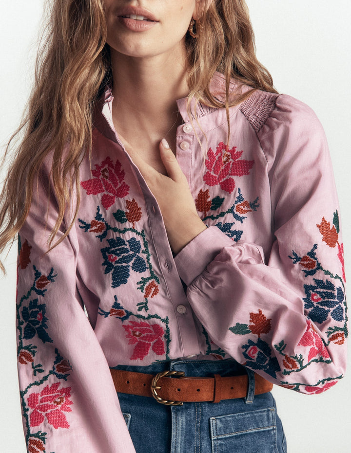 Modisches Damen Oberteil mit voluminösen Blousonärmeln, attraktiven Rüschen und exquisiter Blumenstickerei, sehr elegant.