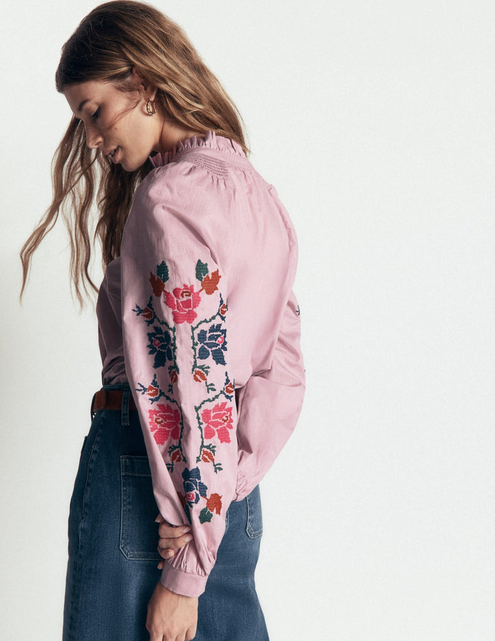 Zartes Damen Top mit romantischer Blumenstickerei, verspielten Rüschen und eleganten Blousonärmeln, für stilvolle Looks.