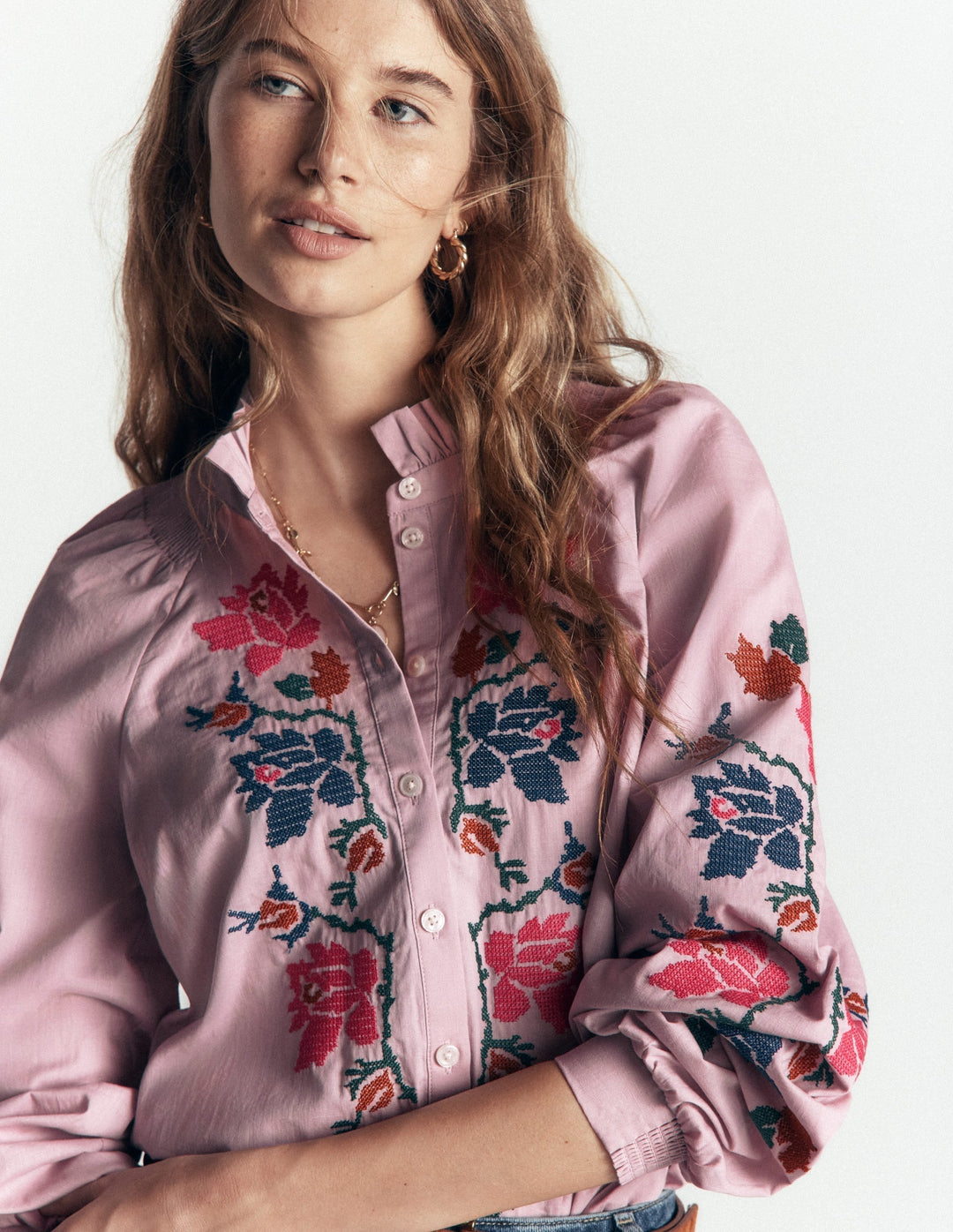 Modernes Damen Top: Rüschen, Blumenstickerei & Blousonärmel. Ein stilvolles, feminines Oberteil für jeden Anlass.