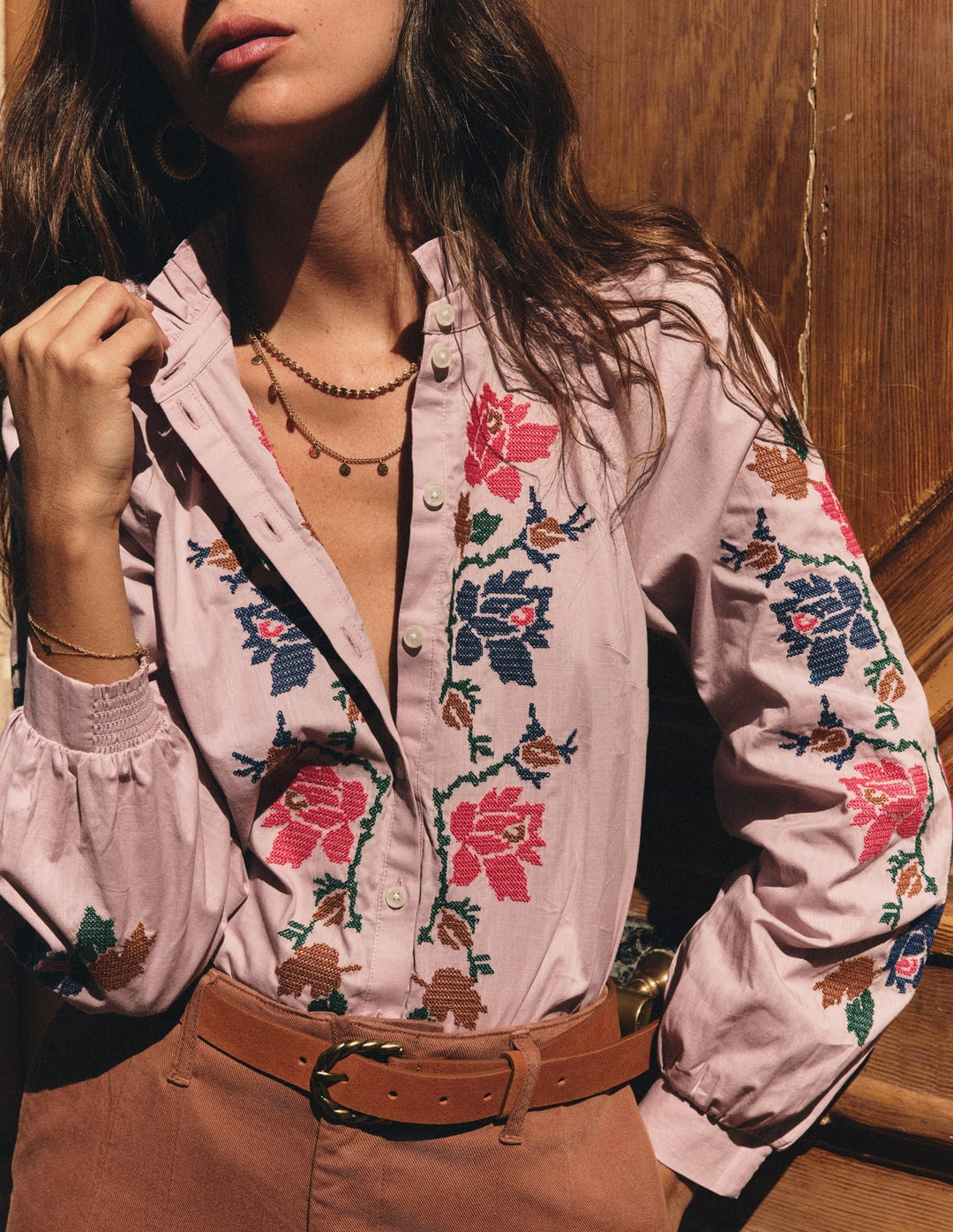 Elegantes Damen Top mit Rüschensaum, floraler Stickerei & weiten Blousonärmeln; perfekt für festliche Anlässe oder Freizeit.