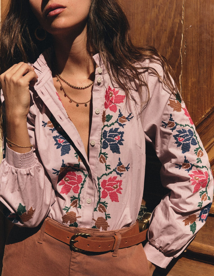 Elegantes Damen Top mit Rüschensaum, floraler Stickerei & weiten Blousonärmeln; perfekt für festliche Anlässe oder Freizeit.