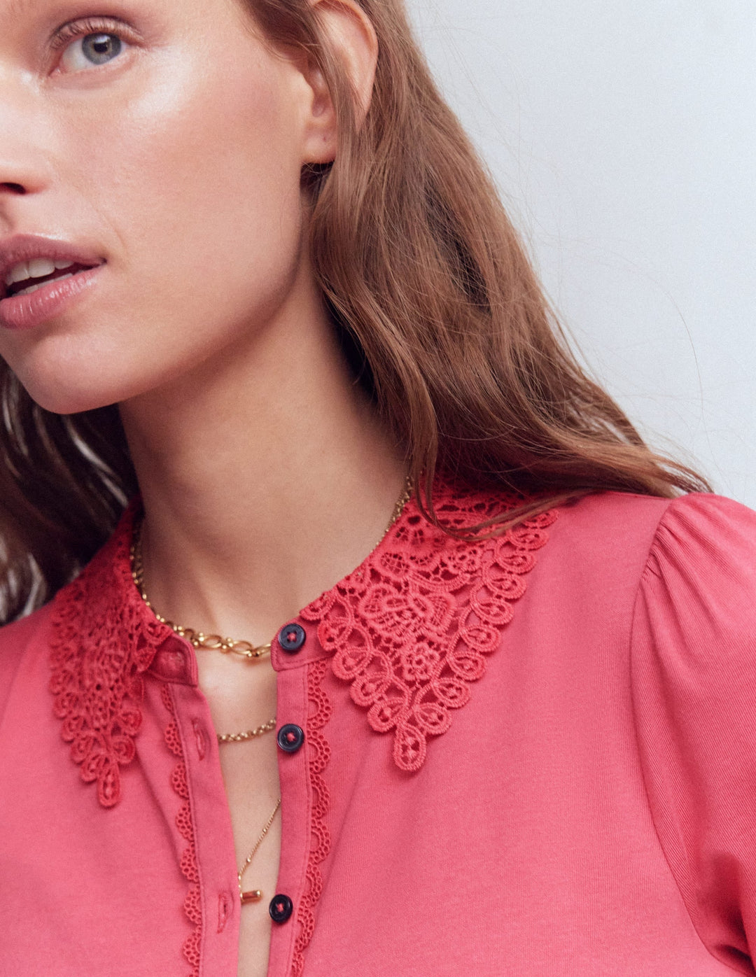 Stilvolle kurzarm Damenbluse mit volumigen Puffärmeln und Broderie, leicht und luftig für warme Sommertage.