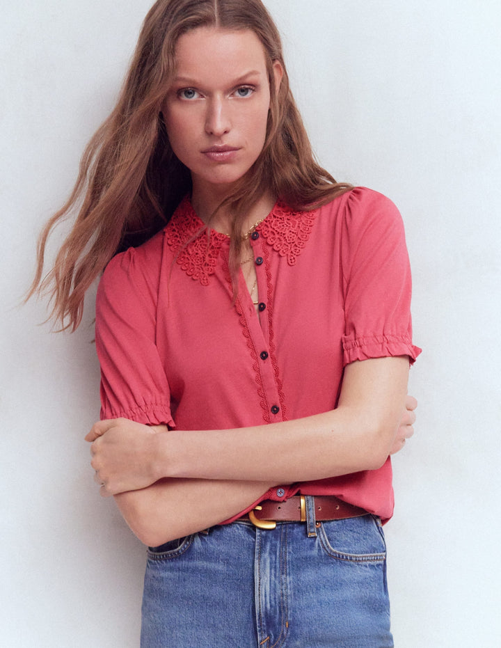 Luftige weiße Damenbluse mit Broderie-Kragen und Puffärmeln, ideal für einen leichten, eleganten Sommer-Look.