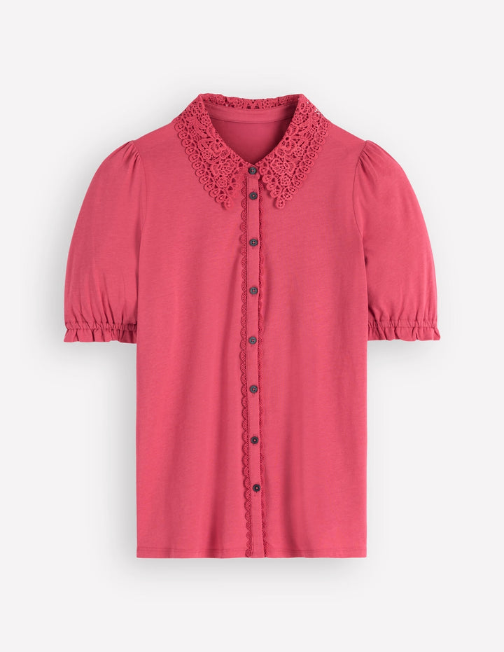 Weiße elegante Damen Sommerbluse mit Broderie-Kragen und Puffärmeln, ideal für luftigen Tragekomfort.