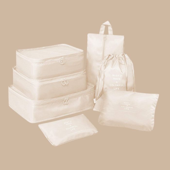 Umfassendes 8-teiliges Reiseaccessoires-Set: Packwürfel und Taschen für ordentliches, platzsparendes Packen.