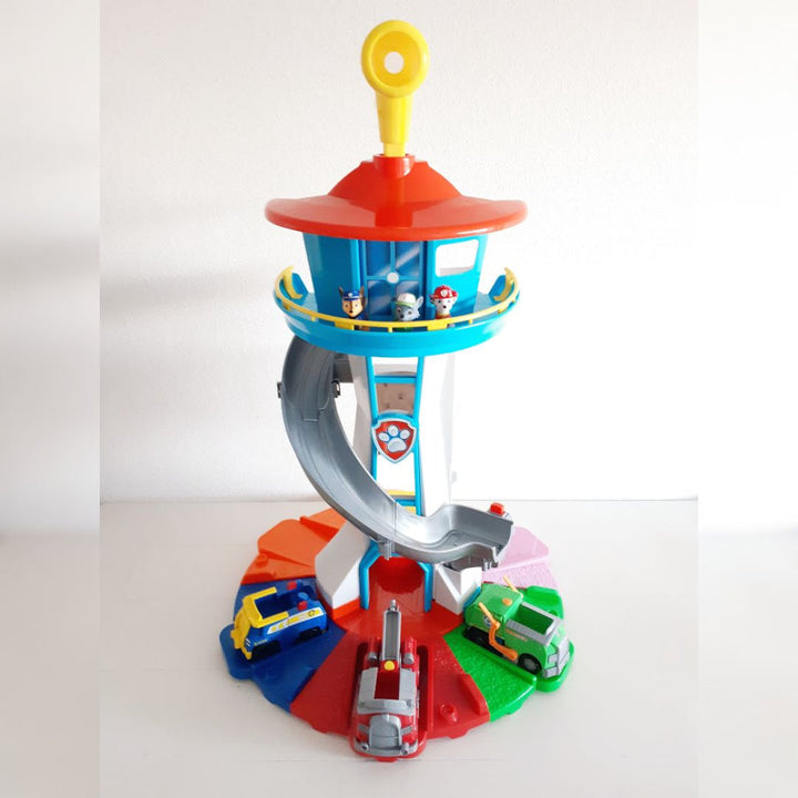 Detailansicht: Großer Rutschenturm aus Kunststoff mit breiter Rutsche für Kinderspielzeug-Autos, fördert Motorik.