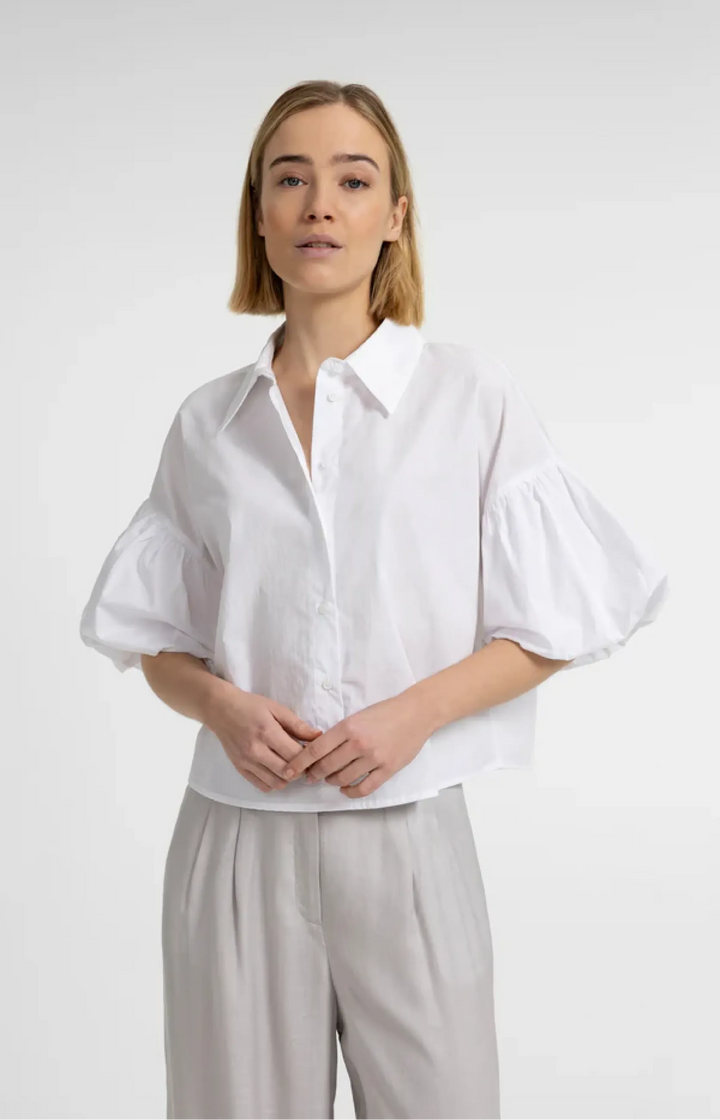 Modische Damen Bluse, Oversize mit voluminösen Ballonärmeln & dezenter Knopfleiste für Komfort.