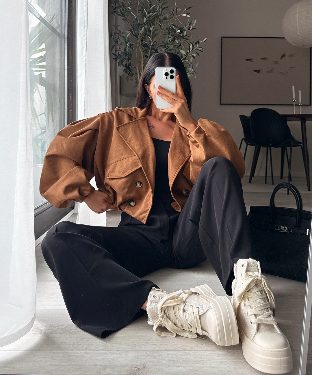 Modischer Damen Kurzmantel in Wildlederoptik, ein schicker Crop Trenchcoat als perfekte Übergangsjacke.