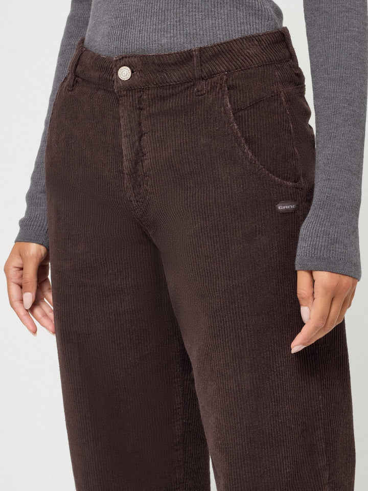 Lässige Damen Balloon Fit Hose mit hohem Bund und verkürztem Bein. Modischer O-Shape für bequeme Frauenmode.