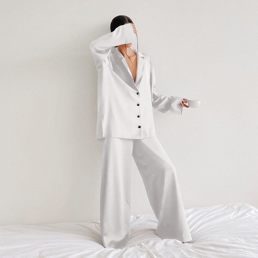 Ordentlich gefaltetes Damen Pyjama Set, eleganter Schlafanzug für stilvollen Komfort und Entspannung zu Hause.