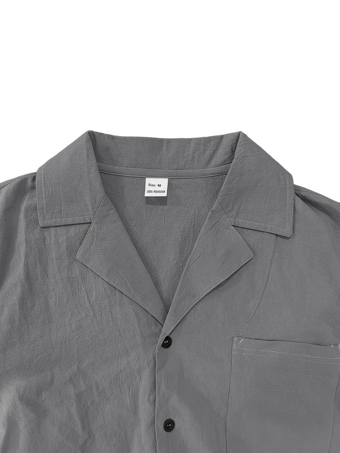 Trendiges Herren Sommer Outfit, atmungsaktives Kurzarmhemd und passende Freizeithose.