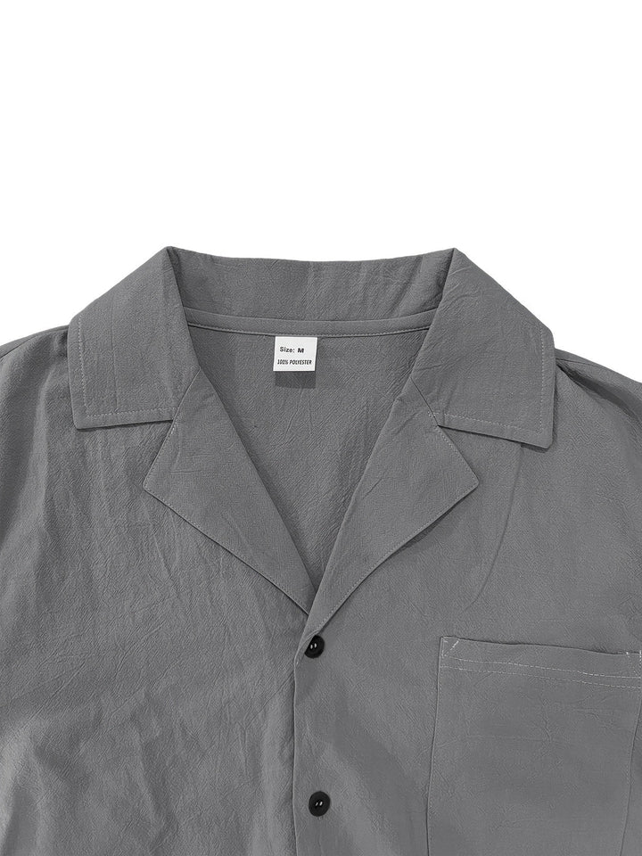 Trendiges Herren Sommer Outfit, atmungsaktives Kurzarmhemd und passende Freizeithose.