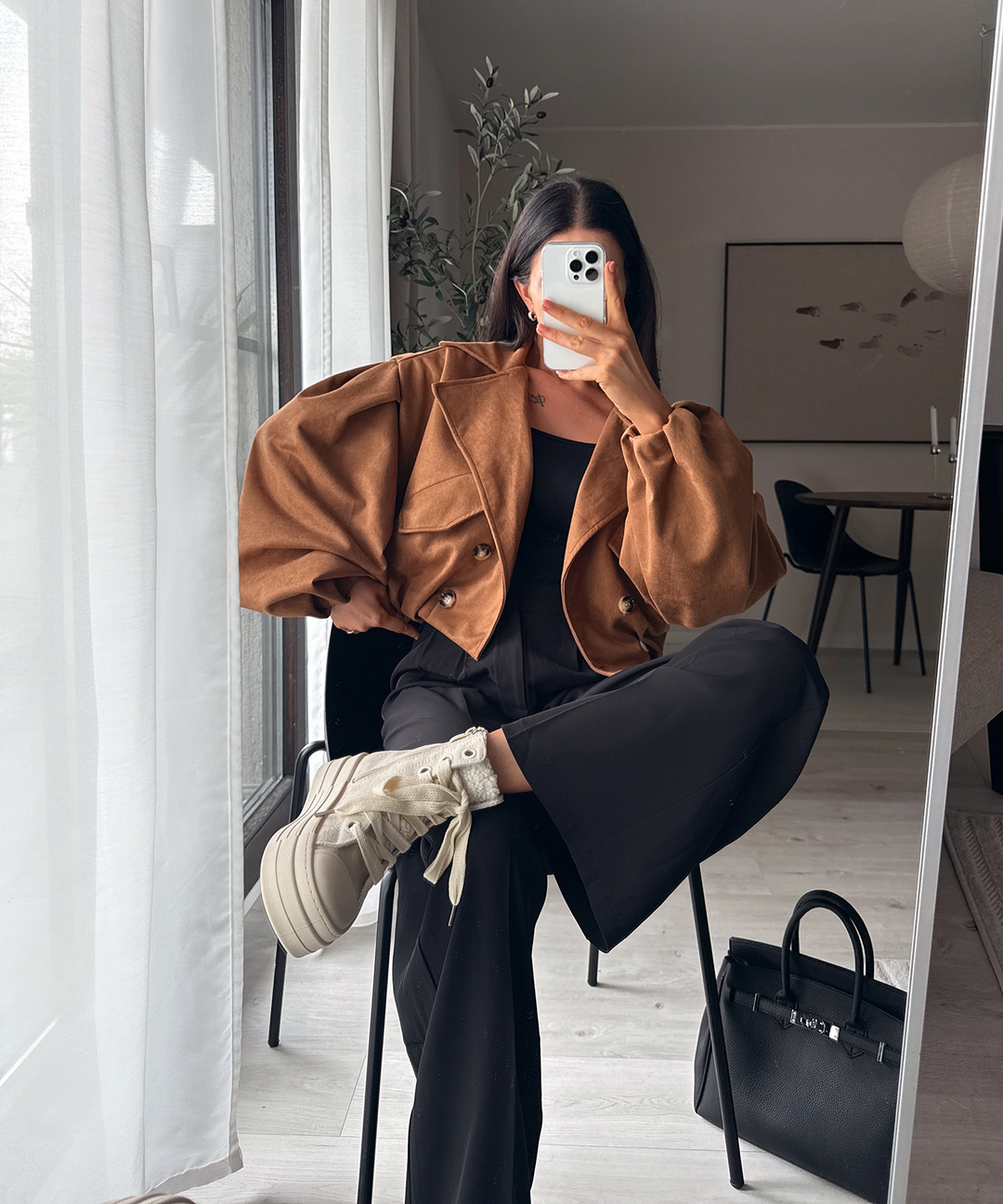 Kurze Damen-Cropjacke im Trenchcoat-Stil aus weicher Wildlederoptik, ideal für den Übergang.