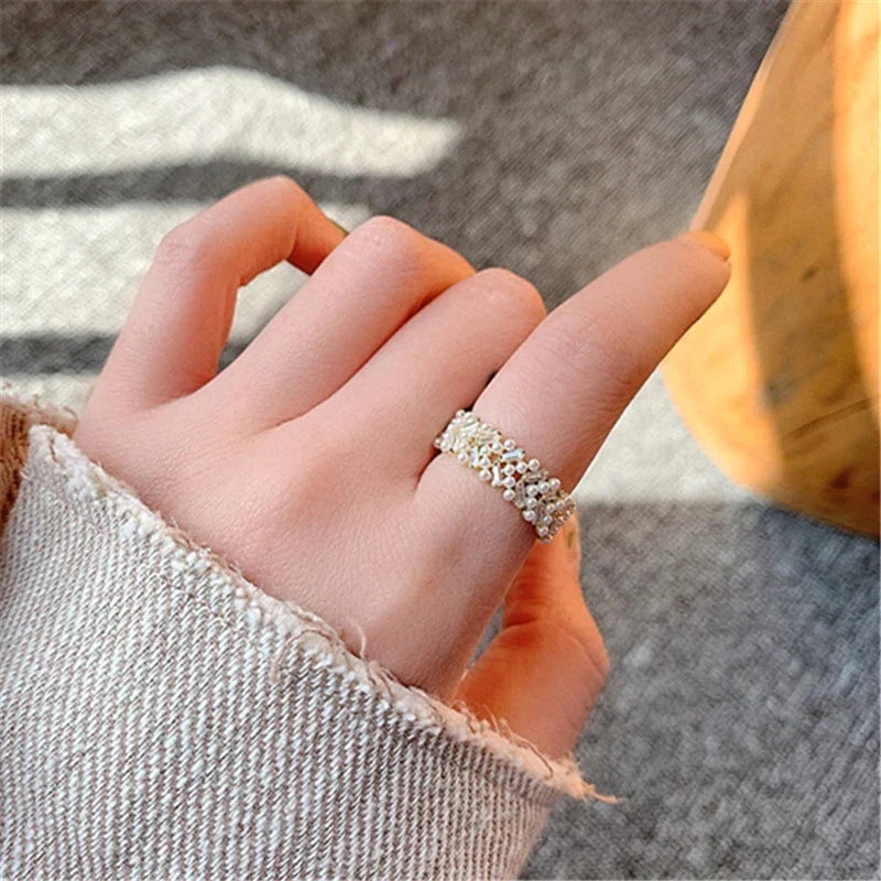 Silberfarbener Damen Perlenring, verstellbar, mit edler Perle; eleganter und zeitloser Modeschmuck.