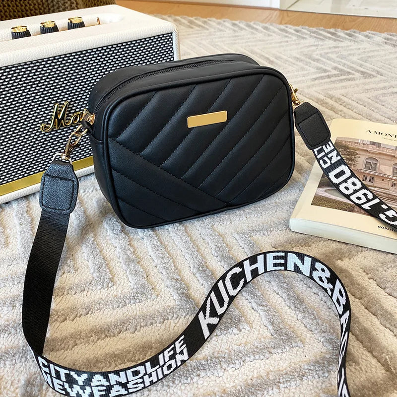 Farbenfrohe Damen Schultertasche. Stilvolle Zip 'n Go Umhängetasche als modisches Accessoire für jedes Outfit.