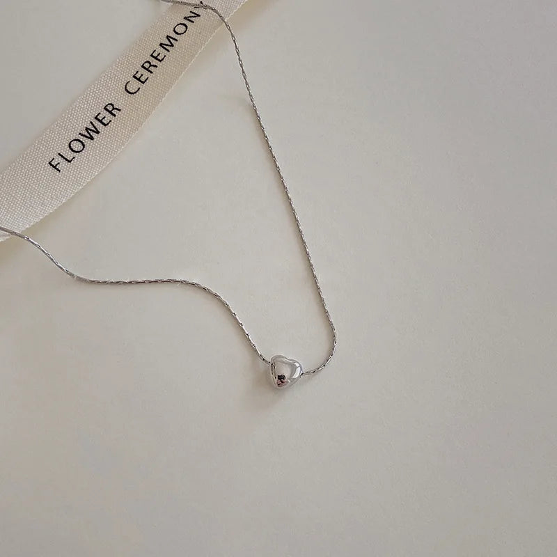 Silberne, elegante Herzkette für Frauen aus robustem Edelstahl.