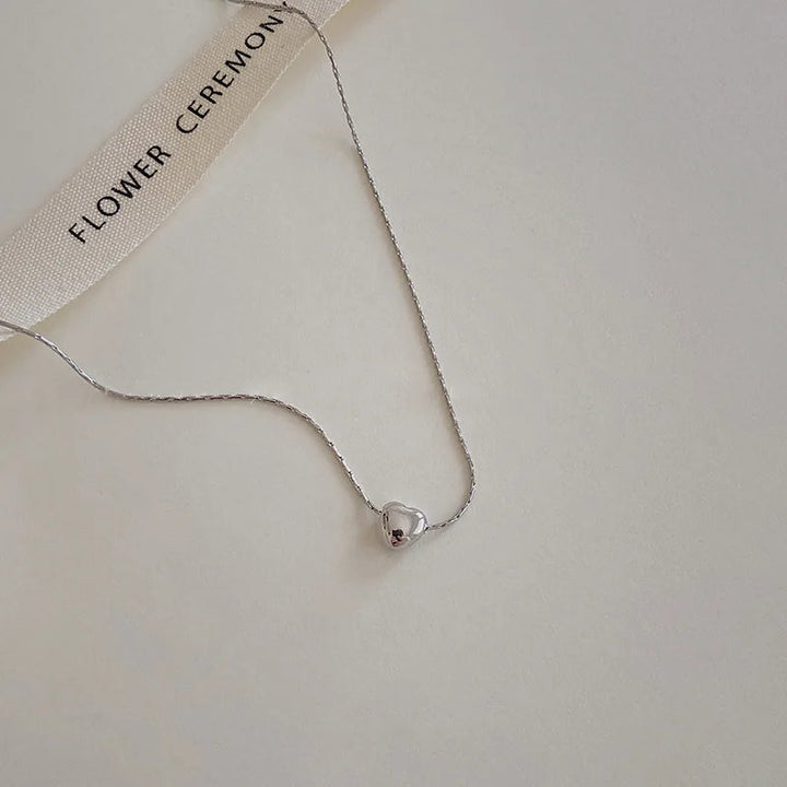 Silberne, elegante Herzkette für Frauen aus robustem Edelstahl.