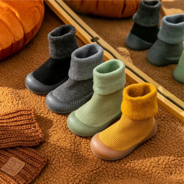 Rutschfeste Kleinkinder Sockenschuhe für sichere erste Schritte, weich & warm.