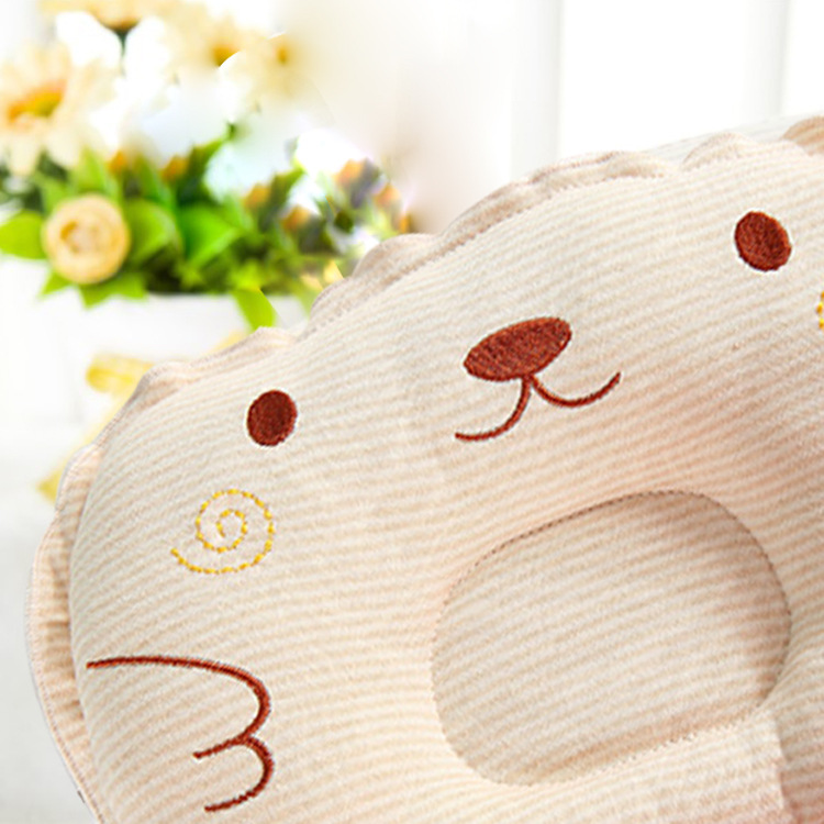 Ergonomisches Babykissen mit Mulde, hilft sanft bei Kopfverformung. Atmungsaktiv & pflegeleicht.