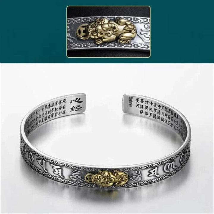 Nahaufnahme des detailreichen Pixiu-Anhängers auf einem schwarzen Reichtums-Armband. Symbolisiert Glück & Schutz.