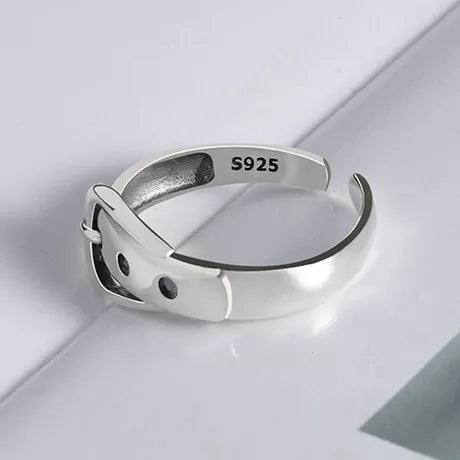 Detailansicht eines verstellbaren Unisex S925 Silberrings im einzigartigen Gürteldesign.