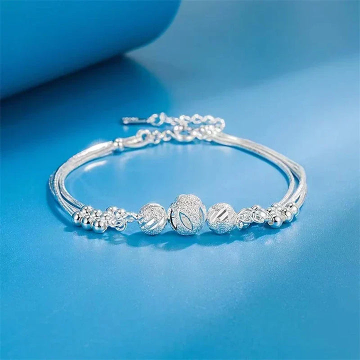 Nahaufnahme des verstellbaren Damen Perlenarmbands mit glänzenden Silberperlen, stilvolles Accessoire.