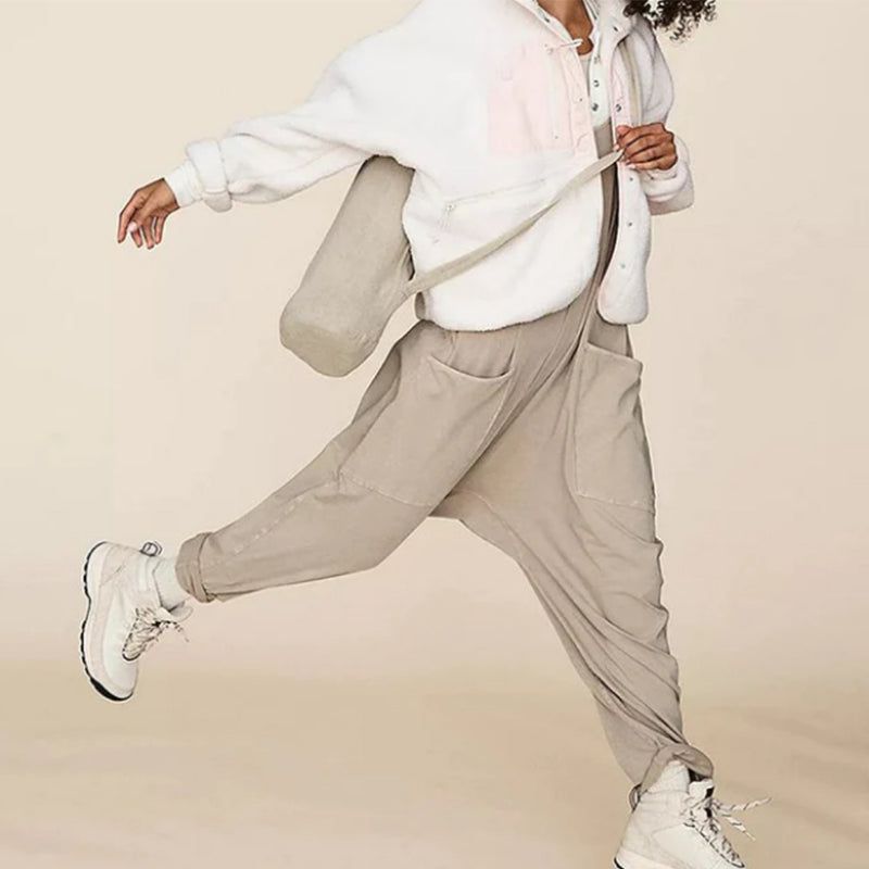 Schlichter Damen Jumpsuit, V-Ausschnitt, locker, mit Taschen, als bequemer Ein-Teiler.